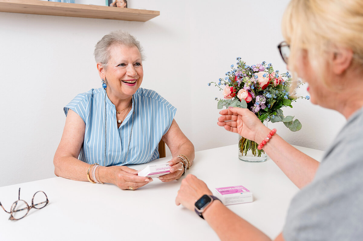 Justine Börzsönyi-Dilenge im Gespräch mit einer Patientin