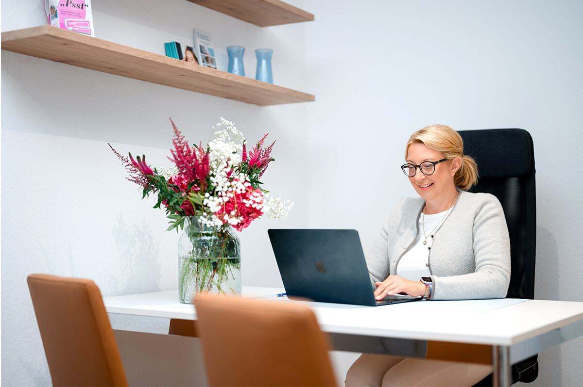 Dr. Börzsönyi-Dilenge in ihrem Büro