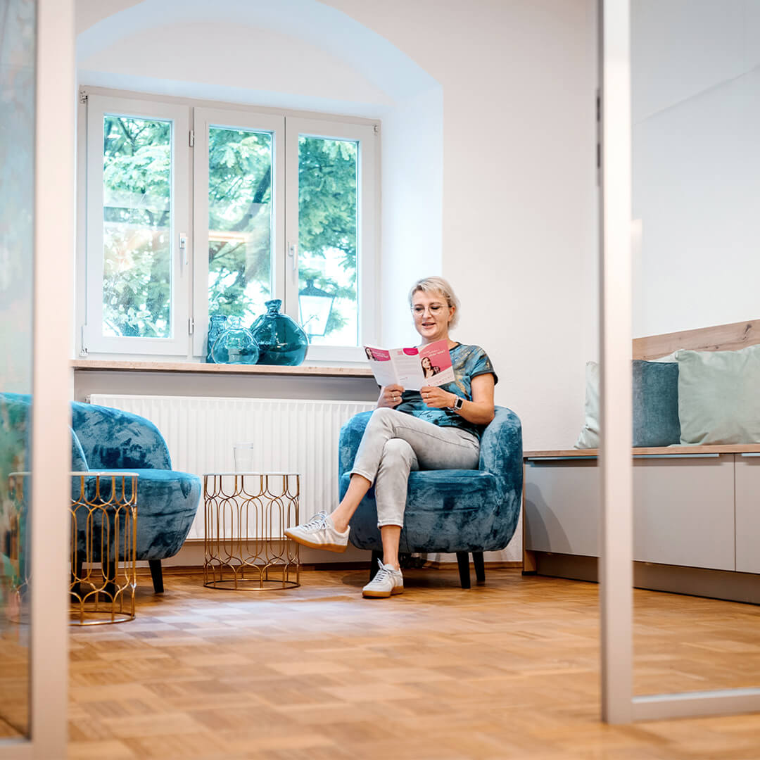 Patientin im Wartebereich der Praxis