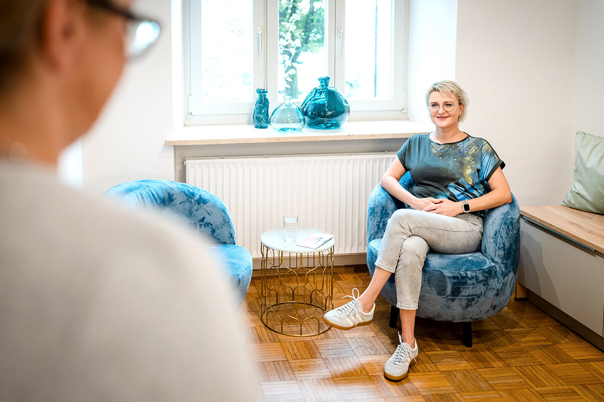 Patientin im Wartezimmer