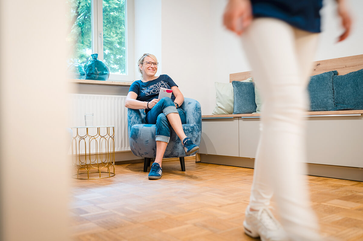 Patientin im Wartezimmer